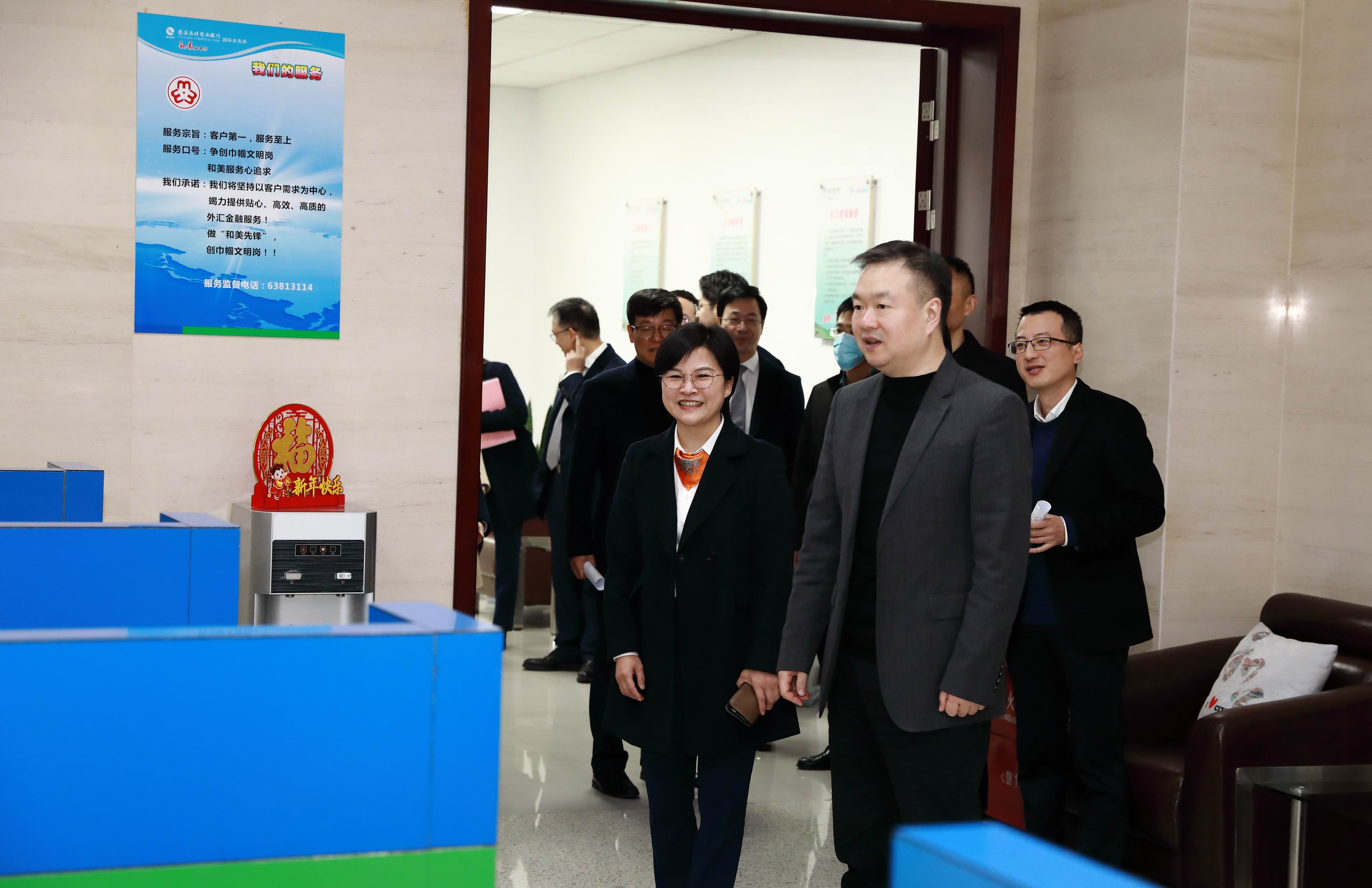 慈溪市委副书记、市长章程一行到慈溪农村商业银行慰问